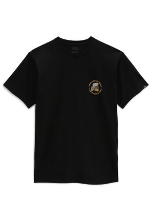 T-shirt en coton noir avec col rond et manches courtes. Présente un patch graphique circulaire avec un lion coloré et du texte sur le côté gauche de la poitrine.