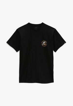 T-shirt en coton noir avec col rond et manches courtes. Présente un patch graphique circulaire avec un lion coloré et du texte sur le côté gauche de la poitrine.