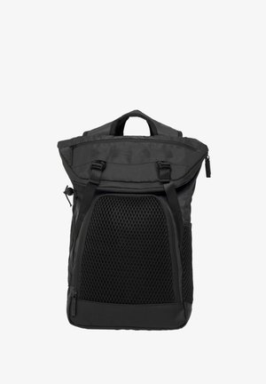 Un sac à dos noir en tissu résistant, avec un rabat repliable, une poche latérale en mesh et des bretelles doubles pour un meilleur soutien.