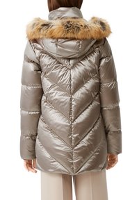 Wypełniona metaliczna kurtka w odcieniu taupe z chevronowym przeszyciem, futrzanym kapturem i elastycznymi mankietami, charakteryzująca się gładką, błyszczącą fakturą.