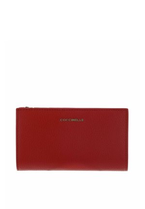 Červená kožená obdélníková peněženka se zlatým zipem a logem "COCCINELLE" ve zlaté barvě uprostřed na přední straně.
