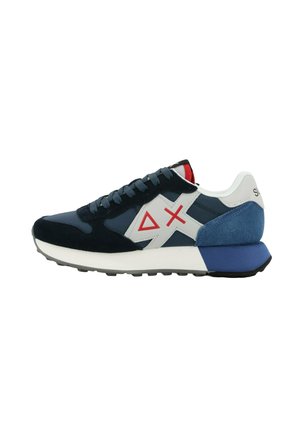 Sneaker blu navy e bianca con forme geometriche rosse sul lato, tallone in pelle scamosciata blu, suola bianca e battistrada nero.