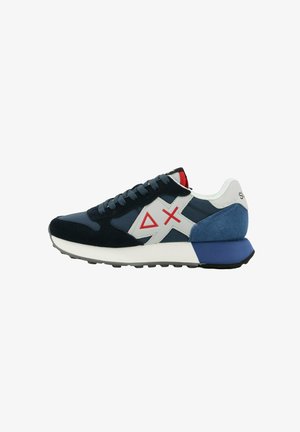 Sneaker blu navy e bianca con forme geometriche rosse sul lato, tallone in pelle scamosciata blu, suola bianca e battistrada nero.