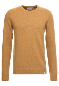 Musztardowy sweter, dzianinowa tekstura, okrągły dekolt, długie rękawy, ściągacze u dołu rękawów i na brzegu, mała naszywka z logo na dolnej stronie.