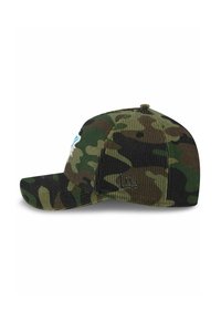 Camo-Cap aus Cordstoff mit flacher Krempe und gesticktem Logo. Merkmale sind das dunkelgrüne und braune Muster, der strukturierte Stoff und die abgerundete Rückseite.