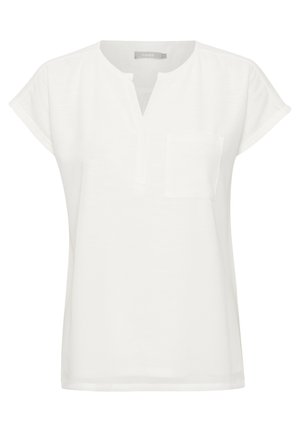 Blusa blanca de manga corta hecha de tela ligera, con un escote tipo pico y un pequeño bolsillo en el lado izquierdo. Textura suave.