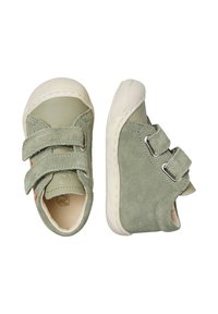 Zelené kožené a semišové dětské boty se dvěma pásky na suchý zip, kulatými špičkami a světlou gumovou podrážkou.