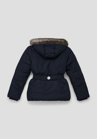 Marineblauer Pufferjacke mit einer Kapuze aus Kunstfell, tailliertem Design und Knopfdetails. Sie hat eine gesteppten Textur und lange Ärmel.