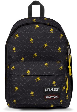 Sac à dos noir avec motif d'oiseau Woodstock jaune, poche avant, et logos des marques Peanuts et Eastpak, avec tirettes de fermeture éclair jaunes.