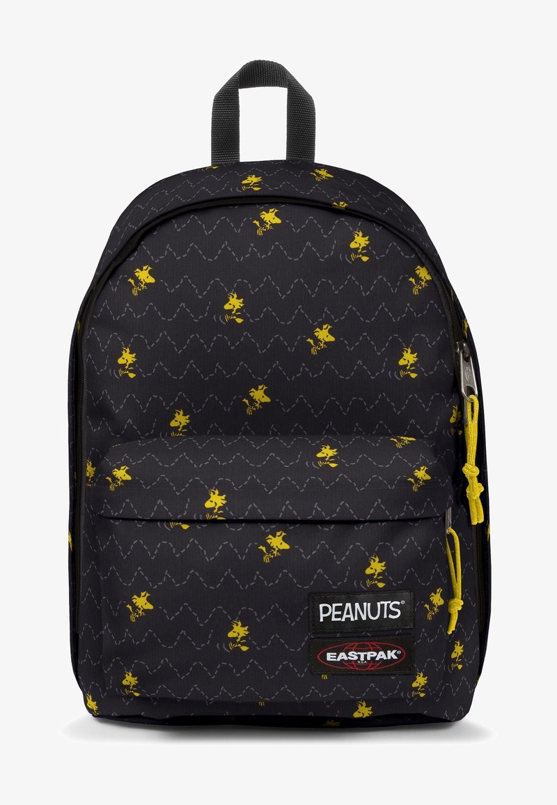 Sac à dos noir avec motif d'oiseau Woodstock jaune, poche avant, et logos des marques Peanuts et Eastpak, avec tirettes de fermeture éclair jaunes.