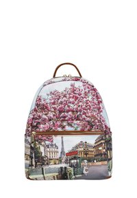 Zaino con un design floreale di fiori di ciliegio, uno sfondo scenico di Parigi, dettagli marroni e una tasca frontale con cerniera.