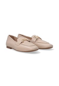 Beige leren instapschoenen met een gevoerde inlegzool, een gestikt teengebied en een gouden hardwareaccent over de bovenkant. Plat zoolontwerp.