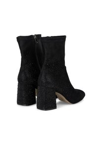 Botines de ante negros hasta el tobillo con puntera puntiaguda y parte trasera cerrada. Presentan un tacón bloque brillante y adornado, y una cremallera lateral para el cierre.
