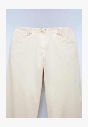 Beige Baumwollhose mit glatter Textur, ausgestattet mit Fronttaschen, einem Knopfverschluss und Gürtelschlaufen. Keine sichtbaren Muster oder Akzente.