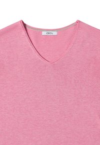 Roze v-hals t-shirt van zacht stof, met een eenvoudig ontwerp en een label met "CECIL" bij de hals. Geen zichtbare patronen of accenten.