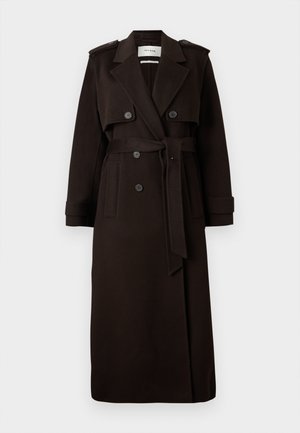 Lang bruin trenchcoat gemaakt van een wolmix, voorzien van dubbele knopen, zijzakken en een riem op de taille. Inclusief schouderepauletten.