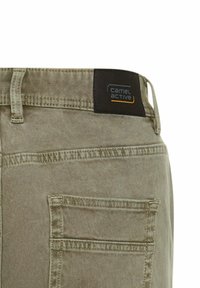 Beige bomuldsbukser med et sort "camel active" label, en bred talje, og to baglommer med syet detaljering.