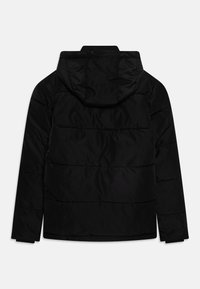 Chaqueta de plumas negra con capucha, con un diseño acolchado, tejido suave y puños elásticos. Sin hardware o acentos visibles.