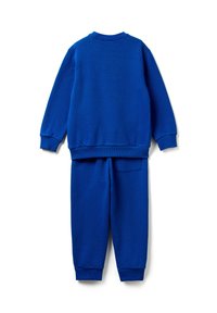 Niebieska bluza z długim rękawem i pasujące spodnie dresowe z prążkowanymi mankietami i paskiem, widoczne od tyłu na białym tle.