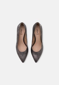 Šedé lodičky na vysokém podpatku s designem špičaté špičky, texturovanou látkou a měkkým béžovým interiérem. Obsahují malý stříbrný detail loga. Velikost 37.
