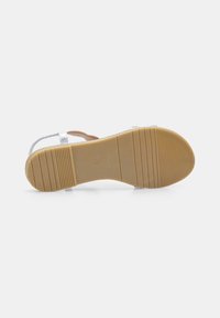 Sandales argentées avec une tige texturée, un design ouvert à l'avant, une semelle beige et un talon plat. Caractéristiques d'une semelle extérieure lisse et texturée pour une meilleure adhérence.