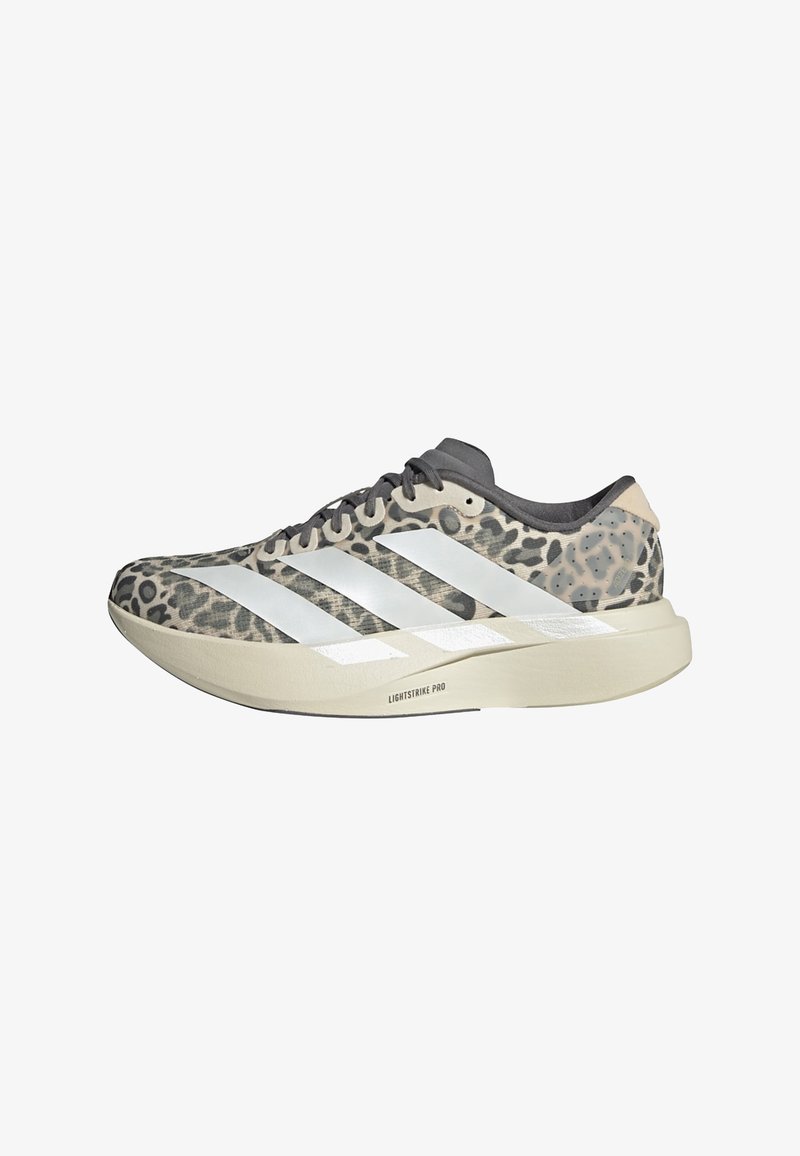 Zapatilla de running en gris y beige con estampado de leopardo, detalles en blanco y parte superior texturizada. Presenta una entresuela suave etiquetada como "LIGHTSTRIKE PRO."