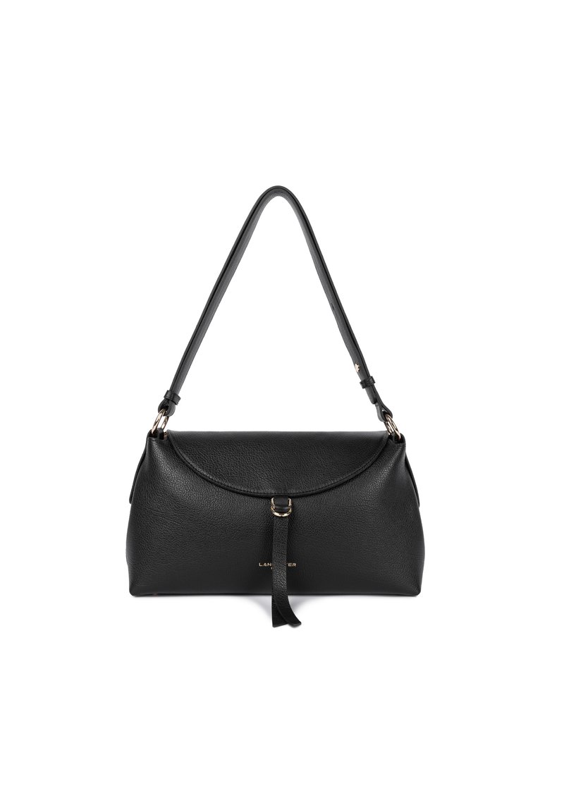 Sac à main en cuir noir avec une forme courbée, une bandoulière amovible, une quincaillerie en ton or et un détail décoratif en sangle centrale.