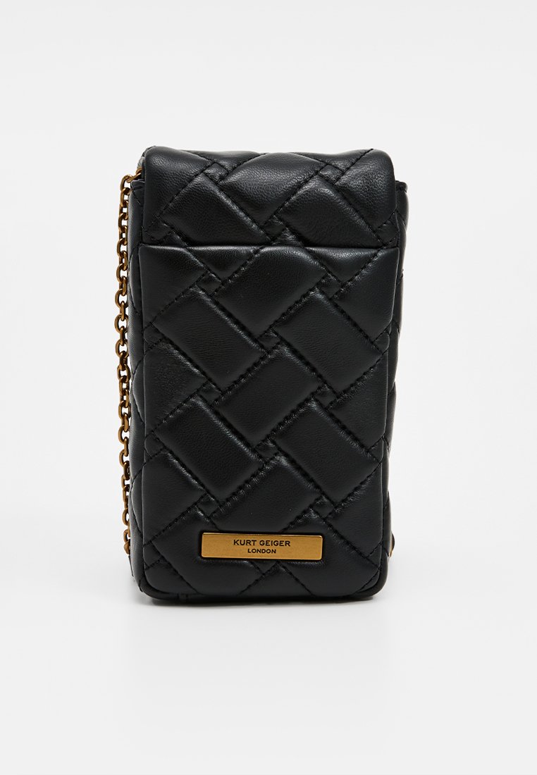 Bolso cruzado de imitación cuero negro acolchado con una placa de logo en tono dorado y correa de cadena. Forma rectangular con acabado texturizado.