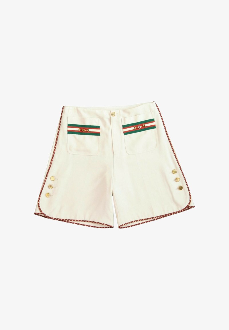 Short blanc avec poches avant présentant des accents rayés verts et rouges et des boutons dorés sur les côtés et les bords des poches.