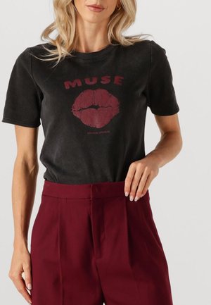CMMUSE - T-shirt med print - black w. windsor wine