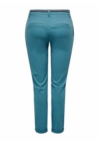 Ciešas teļa bikses ar šauru piegriezumu, ar svītrotu jostu, divām aizmugurējām kabatām un apkaklēm. Gluda auduma tekstūra.