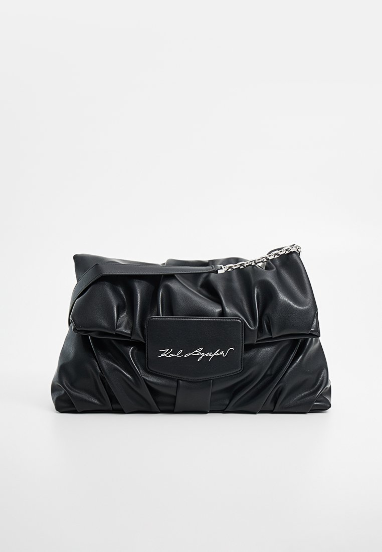 Sac à main en cuir noir avec un design froissé, doté d'une bandoulière en chaîne argentée et d'un rabat rectangulaire avec un détail logo.