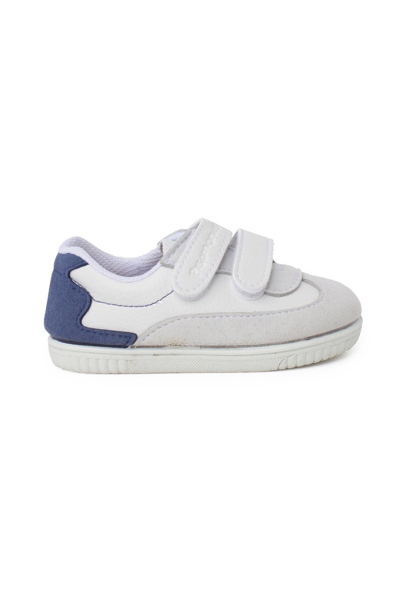 Sneaker bianca con fascette in Velcro, caratterizzata da un accento in suede blu navy sul tallone, tessuto testurizzato e suola in gomma.