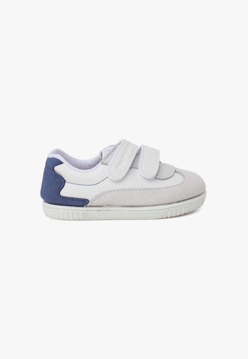 Adidași albi cu curele Velcro, având un accent din suede bleumarin pe călcâi, material texturat și talpă din cauciuc.