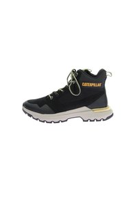 Zwarte veterschoenen van leer met een textuur, rubberen zool, gewatteerde kraag en het "CATERPILLAR" logo in oranje op de zijkant.