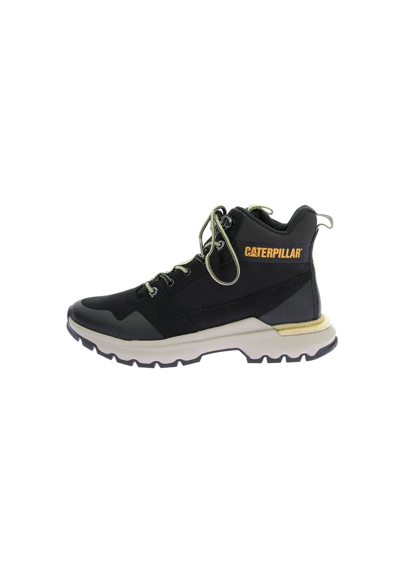 Zwarte veterschoenen van leer met een textuur, rubberen zool, gewatteerde kraag en het "CATERPILLAR" logo in oranje op de zijkant.