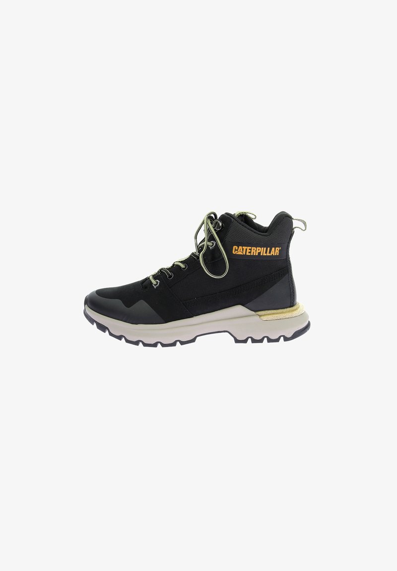 Botas negras con cordones, fabricadas con tejido texturizado, suela de goma, collar acolchado y el logo "CATERPILLAR" en naranja en el costado.