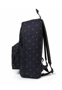 Granatowy plecak w drobne złote kropki, z wyściełanym tyłem, regulowanymi paskami oraz boczną kieszenią z czarnymi suwakami i detalami sprzętowymi.