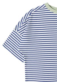 Chemise blanche à manches courtes avec fines rayures horizontales bleues et un col rond vert clair.