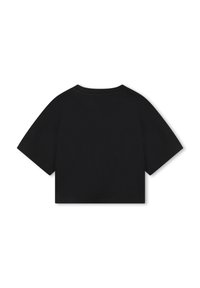 Camiseta negra recortada con mangas cortas, hecha de un tejido suave. Presenta un escote redondo y un diseño liso sin patrones ni acentos.