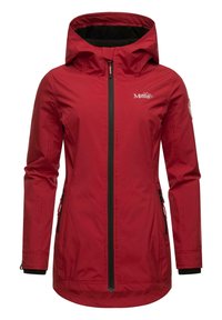 Veste softshell rouge à capuche avec fermeture éclair noire, poches latérales zippées et petit logo blanc sur la poitrine et sur le patch de la manche.