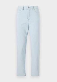 Jean droit taille haute bleu clair avec bouton et fermeture éclair à l'avant, et design cinq poches sur fond uni.
