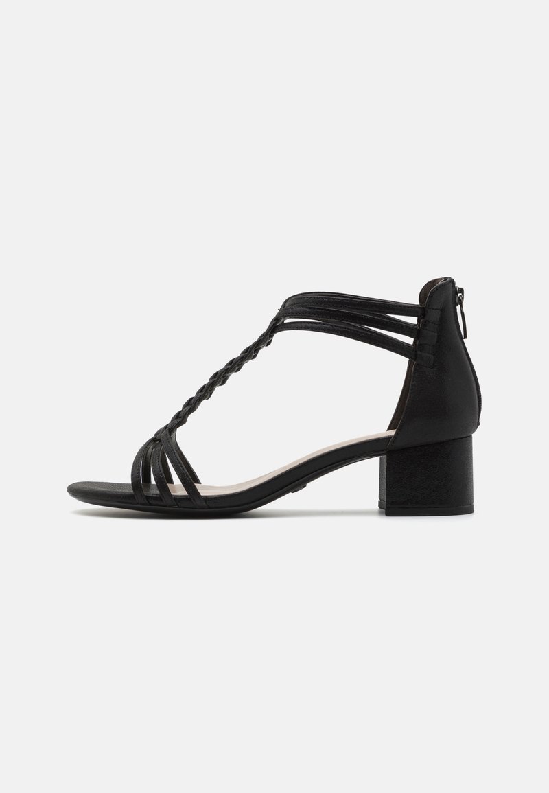 Sandale noire à talon bas avec une bride tressée sur le cou-de-pied, plusieurs fines lanières autour de la cheville et fermeture éclair à l'arrière.