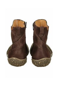 Hnědé kožené kotníkové boty s texturovaným povrchem, s béžovým interiérem, bočními zipy a kontrastními gumovými podrážkami s vzorovaným gripem.