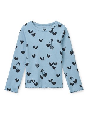 Chemise côtelée bleu clair à manches longues avec des motifs noirs de cœurs et de cerises dispersés sur le tissu et un petit logo près de l'ourlet.