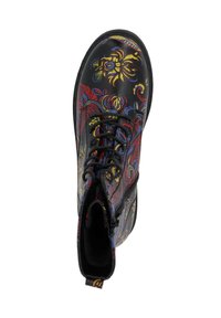 Bottine à lacets noire avec des motifs floraux colorés en rouge, jaune et bleu ; texture lisse ; bout arrondi ; détail de fermeture éclair sur le côté.