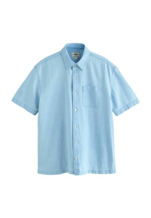 Hellblaues Jeanshemd mit kurzen Ärmeln, Knopfverschluss vorne, spitzem Kragen und einer einzelnen Brusttasche.