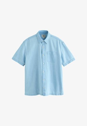 Hellblaues Jeanshemd mit kurzen Ärmeln, Knopfverschluss vorne, spitzem Kragen und einer einzelnen Brusttasche.