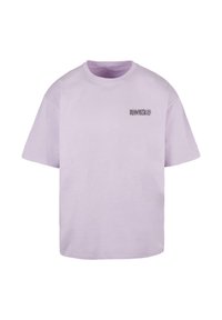 Lyslilla bomulds t-shirt med korte ærmer og rund hals. Har en lille sort grafisk tekst på den øverste venstre brystområde.