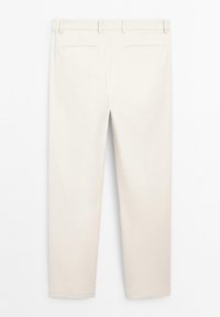 Beige katoenen broek met een rechte pasvorm, voorzien van twee achterzakken en riemlussen. De textuur lijkt soepel en lichtgewicht te zijn.